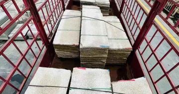 江门 黄金麻花岗岩荔枝面，光面毛板装车完成