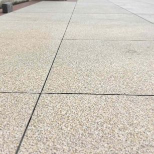 江门 黄金麻花岗岩石板材荔枝面地面铺装效果