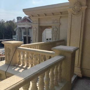 江门 黄金麻别墅外墙干挂雕花配合阳台栏杆花瓶柱