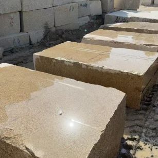 江门 黄金麻方料堆场洗料分选中，原材料充足