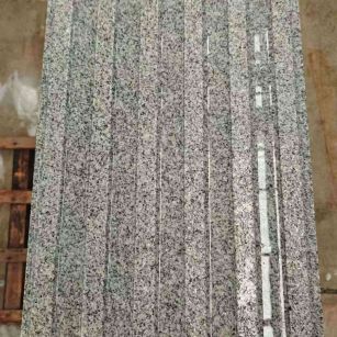 江门 芝麻白花岗岩荔枝面雕刻盲道，盲条