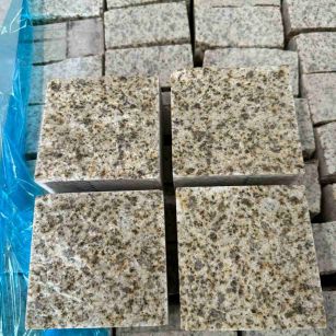 江门 黄金麻花岗岩自然面小方块，弹石，马蹄石等