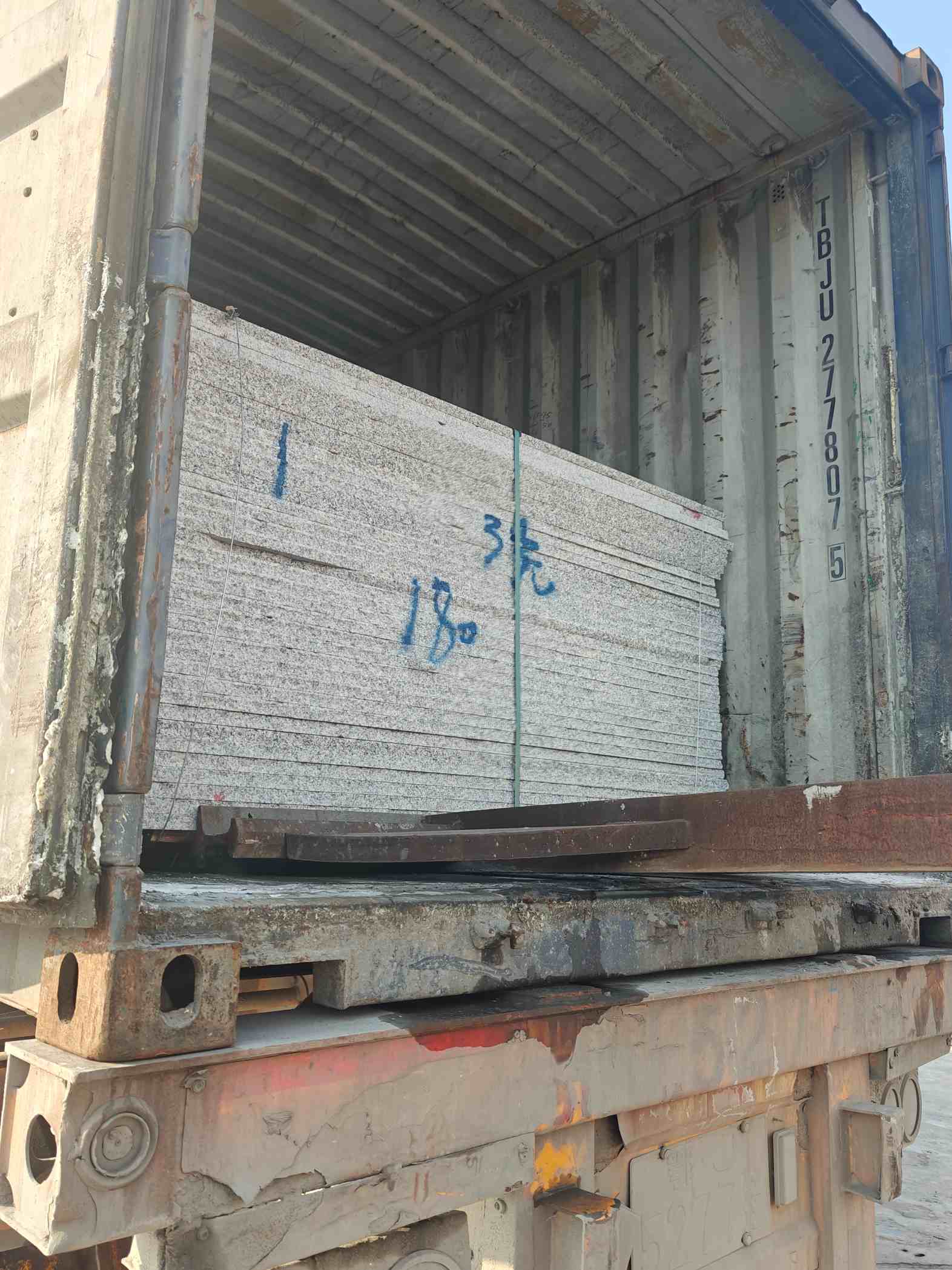 江门 芝麻白花岗岩石材3.0公分光面毛板装柜出货