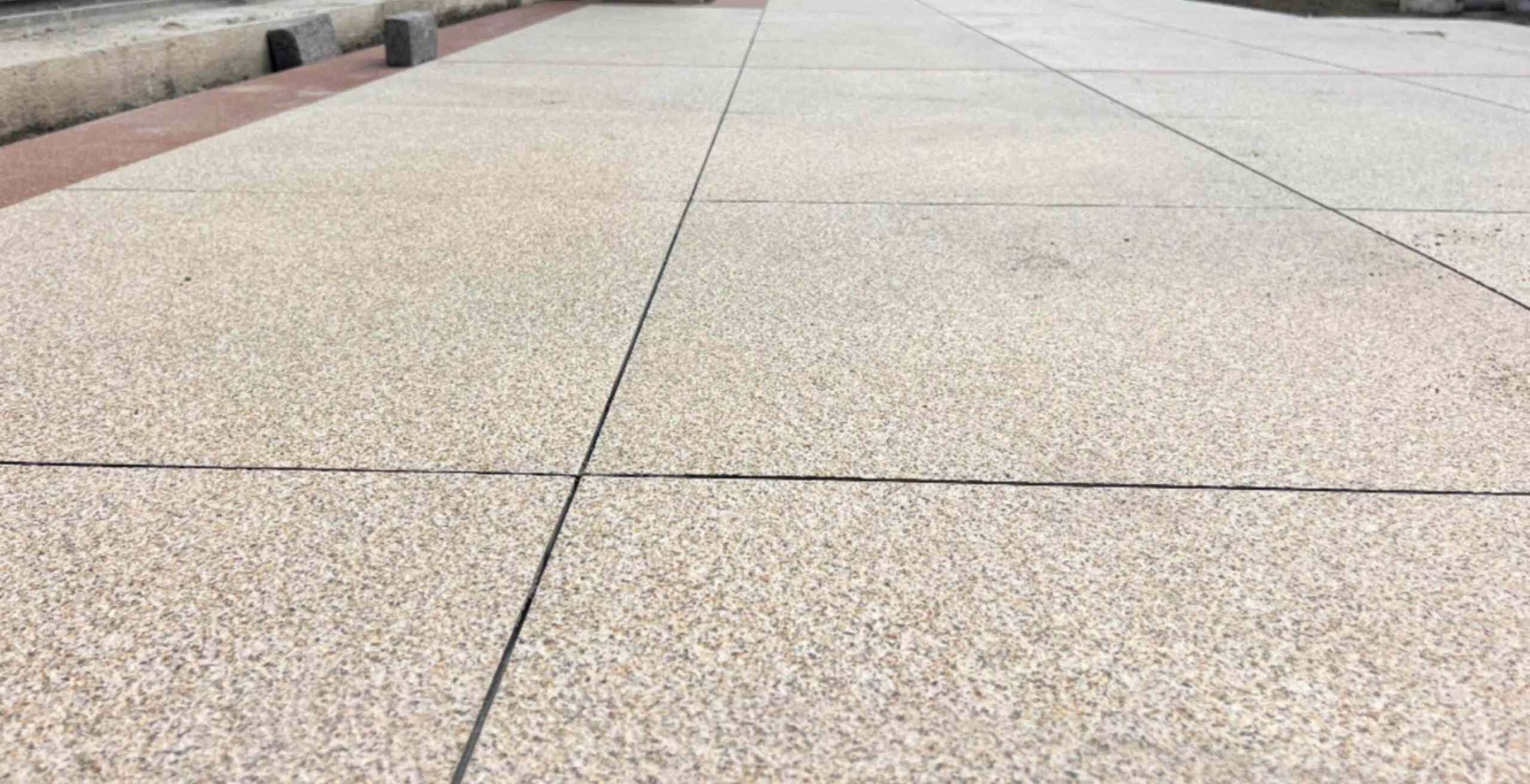 江门 黄金麻花岗岩石板材荔枝面地面铺装效果