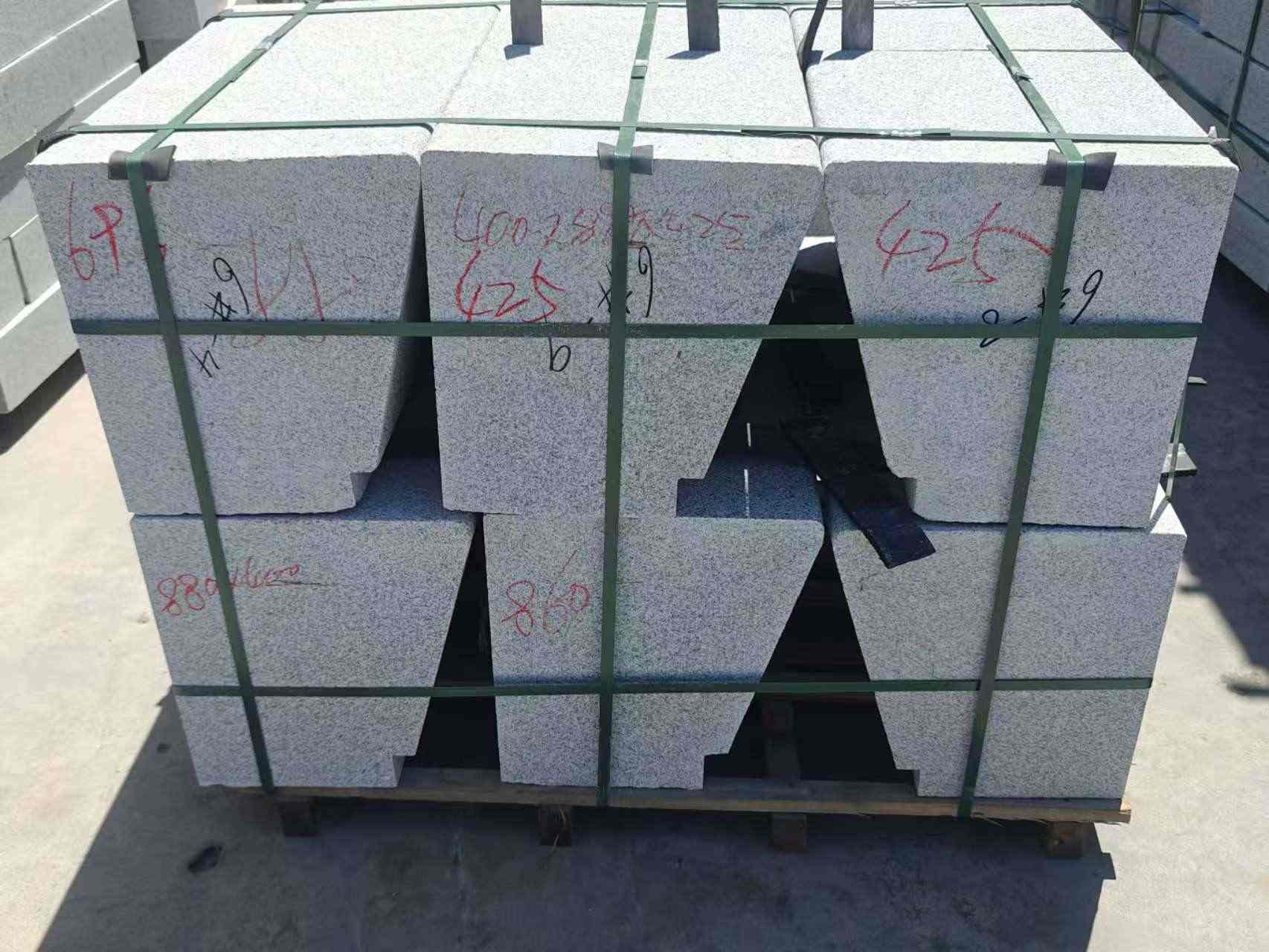 江门 芝麻白异形坐凳，石凳