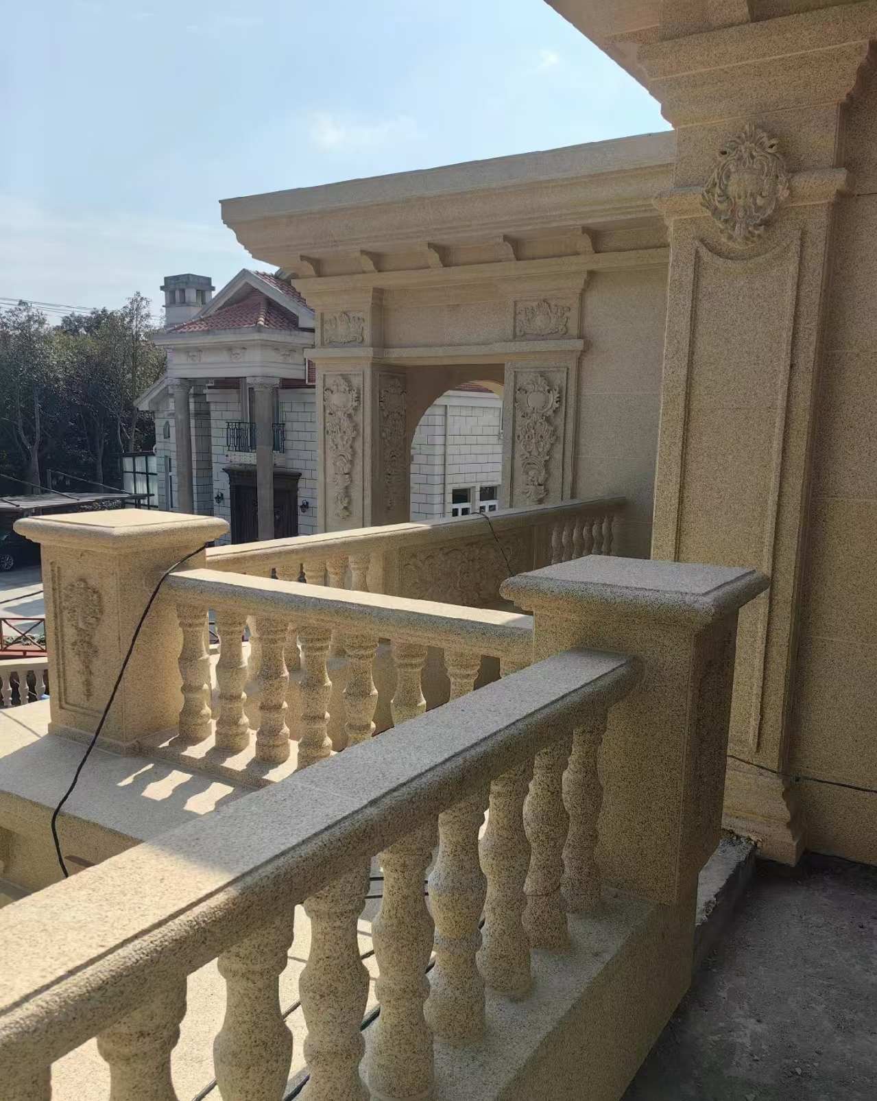 江门 黄金麻别墅外墙干挂雕花配合阳台栏杆花瓶柱