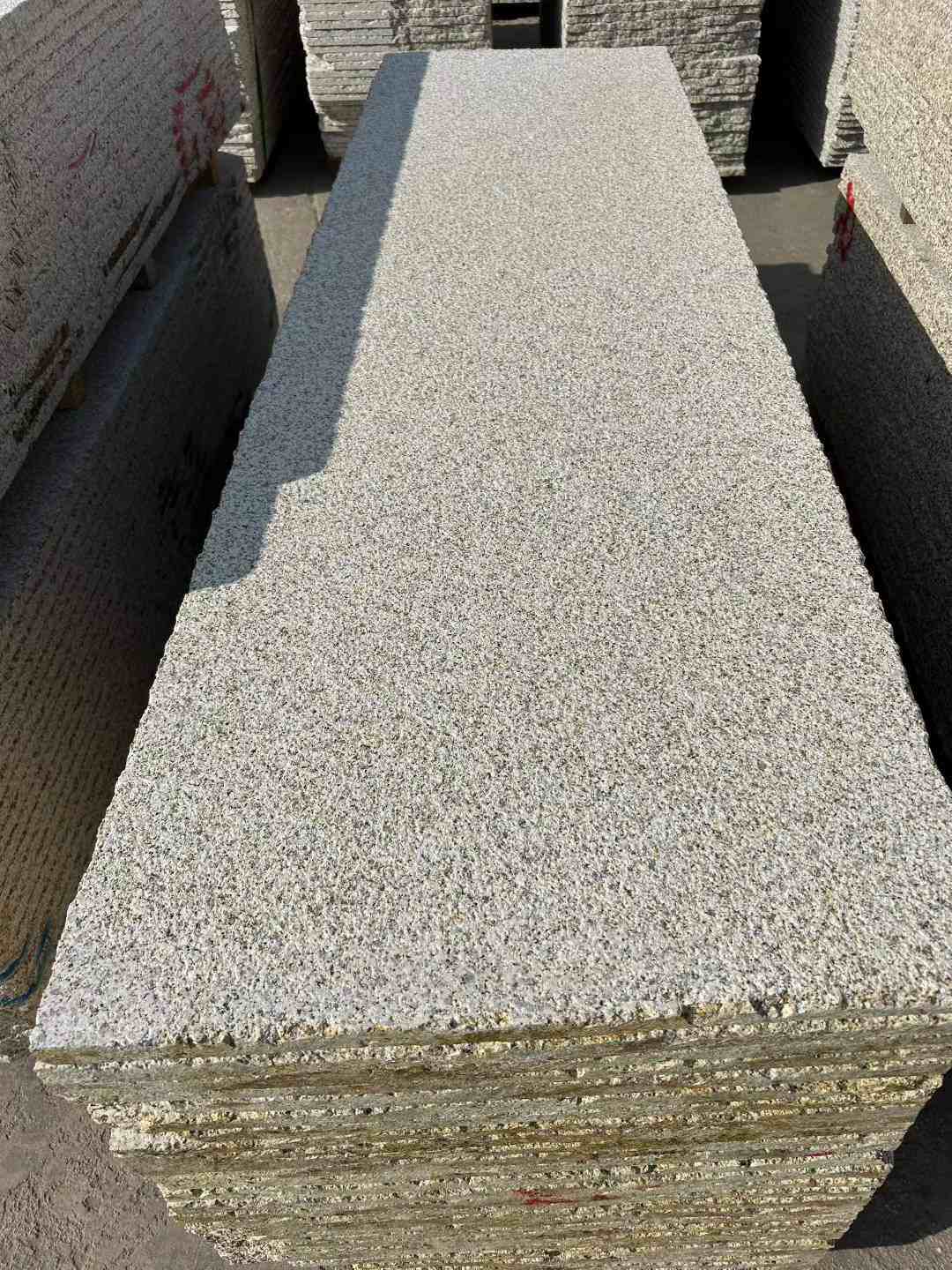 江门 黄金麻花岗岩荔枝面毛板，半成品