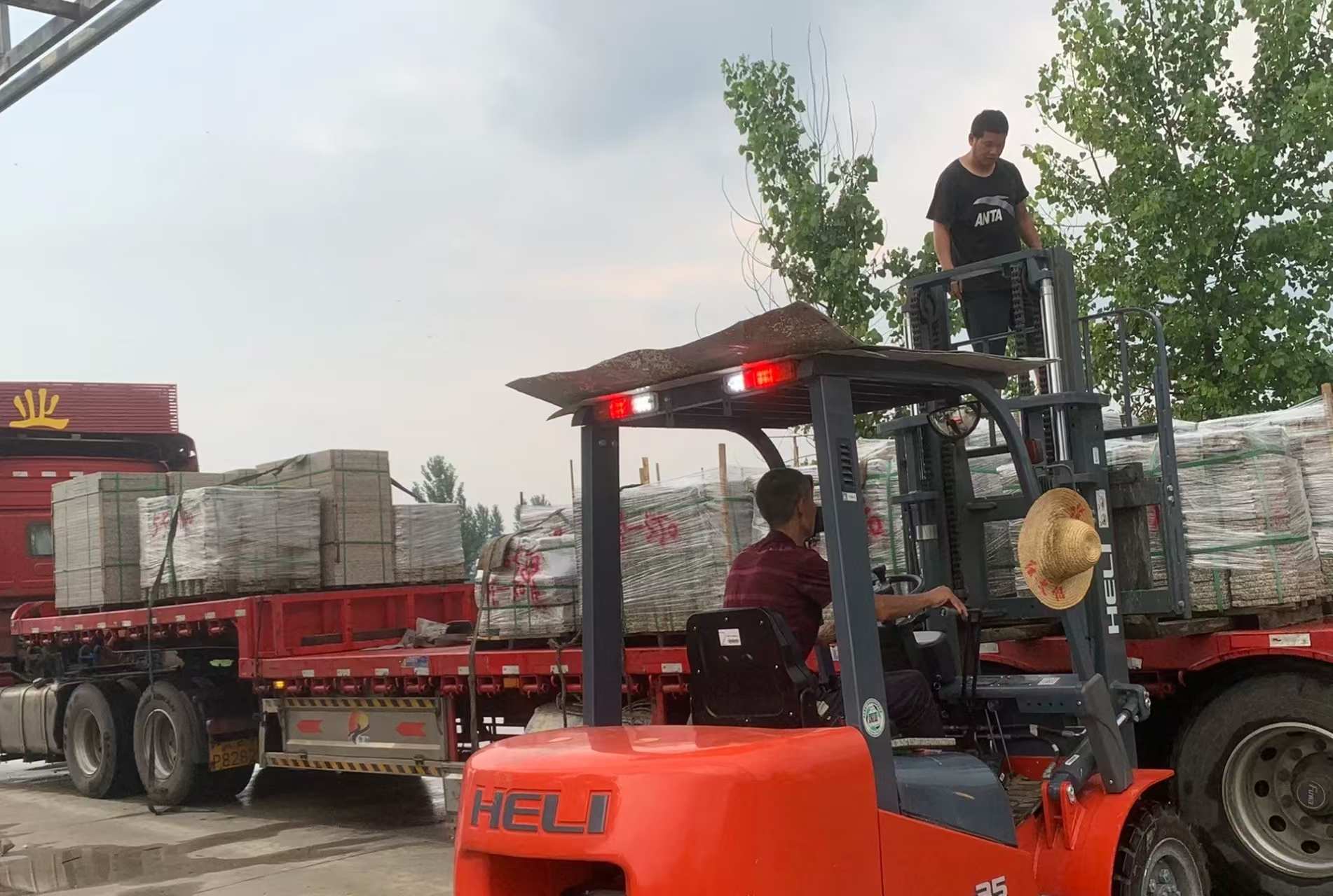 江门 黄金麻冰裂纹，地铺石装车