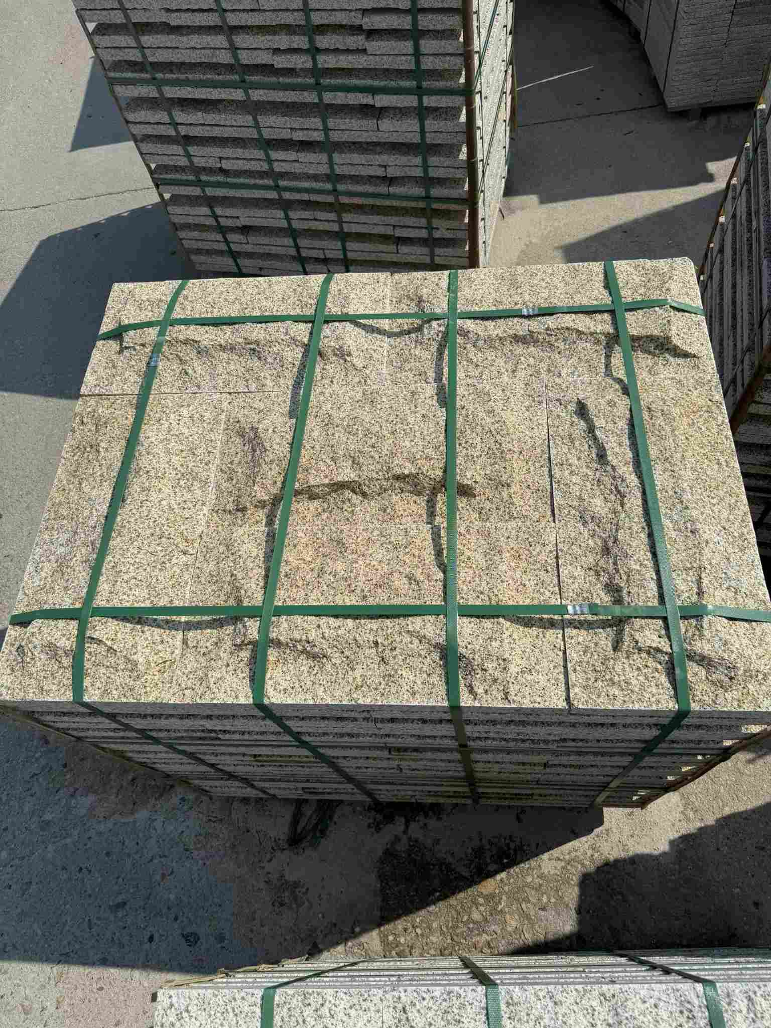 江门 黄金麻花岗岩石材自然面蘑菇石成品