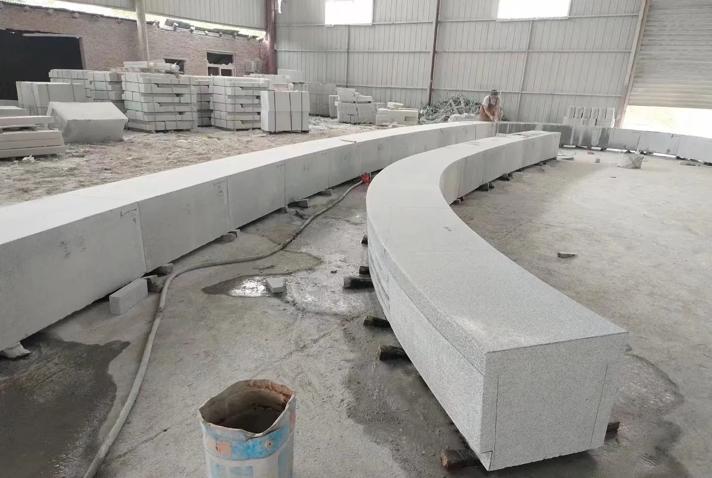 江门芝麻白花岗岩石板材 园林光面弧形坐凳