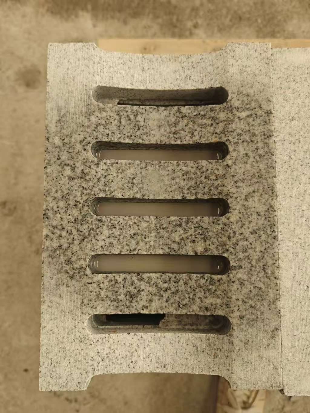 江门 芝麻白拉丝面花岗岩U型开槽排水槽