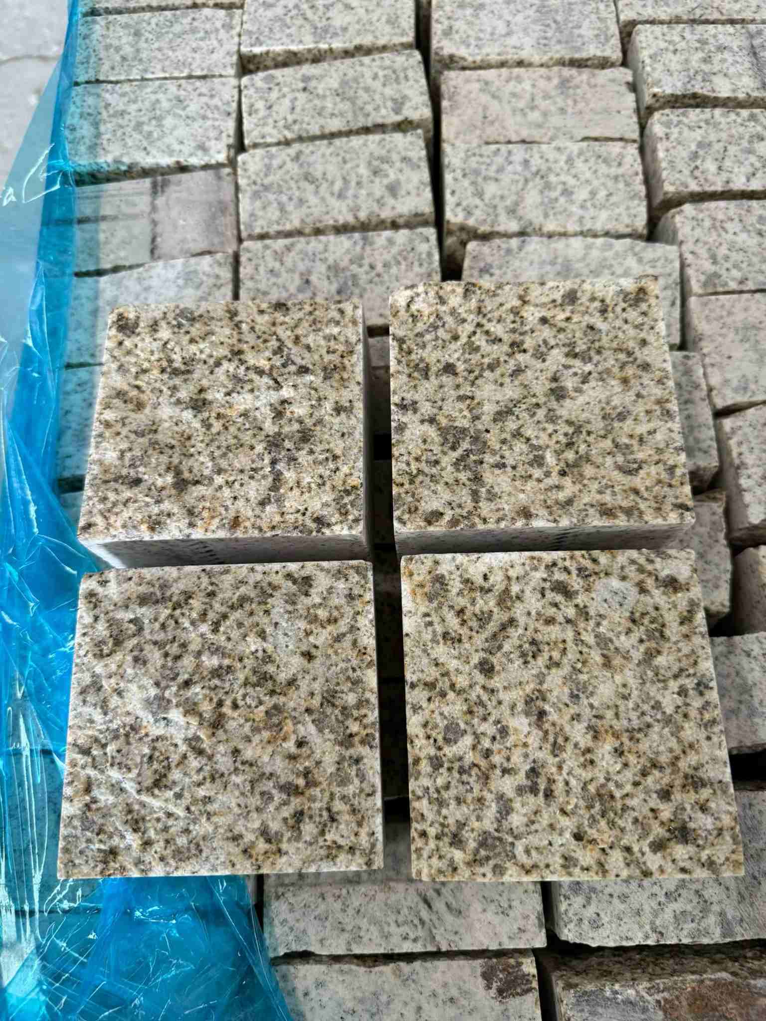 江门 黄金麻花岗岩自然面小方块，弹石，马蹄石等