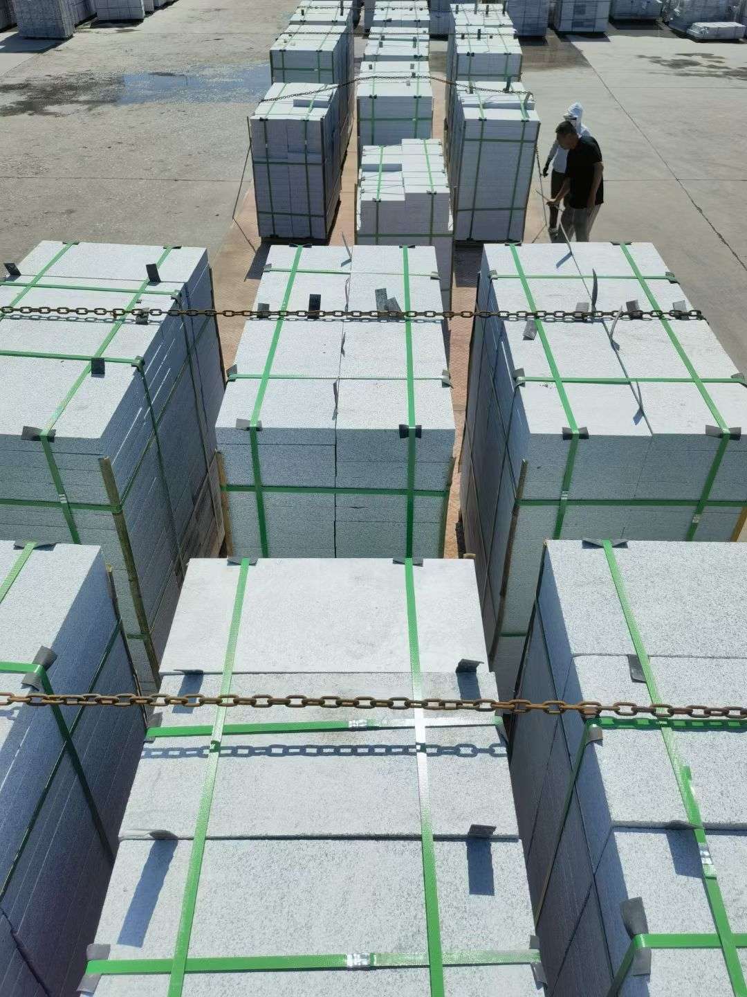 江门 芝麻白花岗岩5公分地铺石 花岗岩厂家工厂装车日常