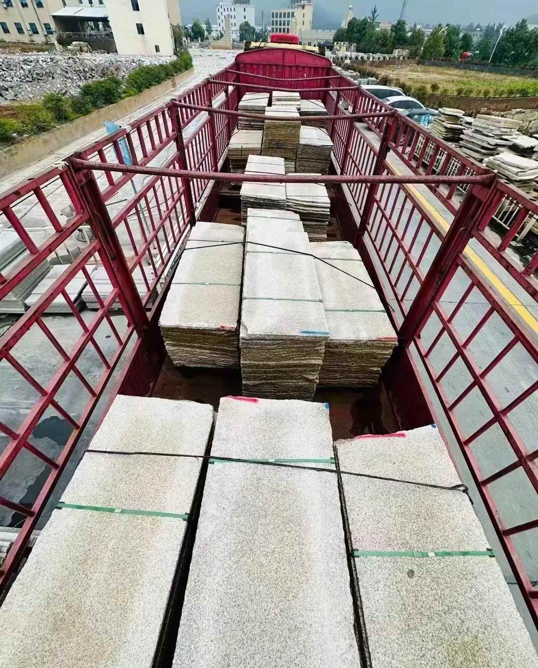 江门 黄金麻花岗岩荔枝面，光面毛板装车完成