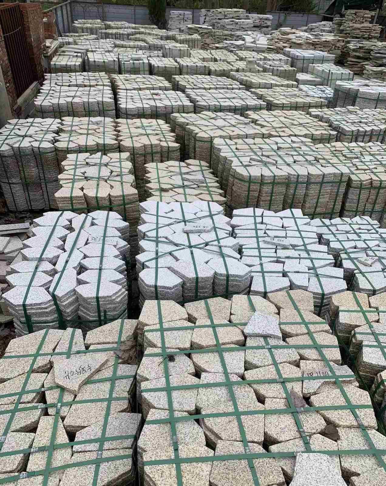 江门 黄金麻白麻花岗岩荔枝面地铺石(冰裂纹)