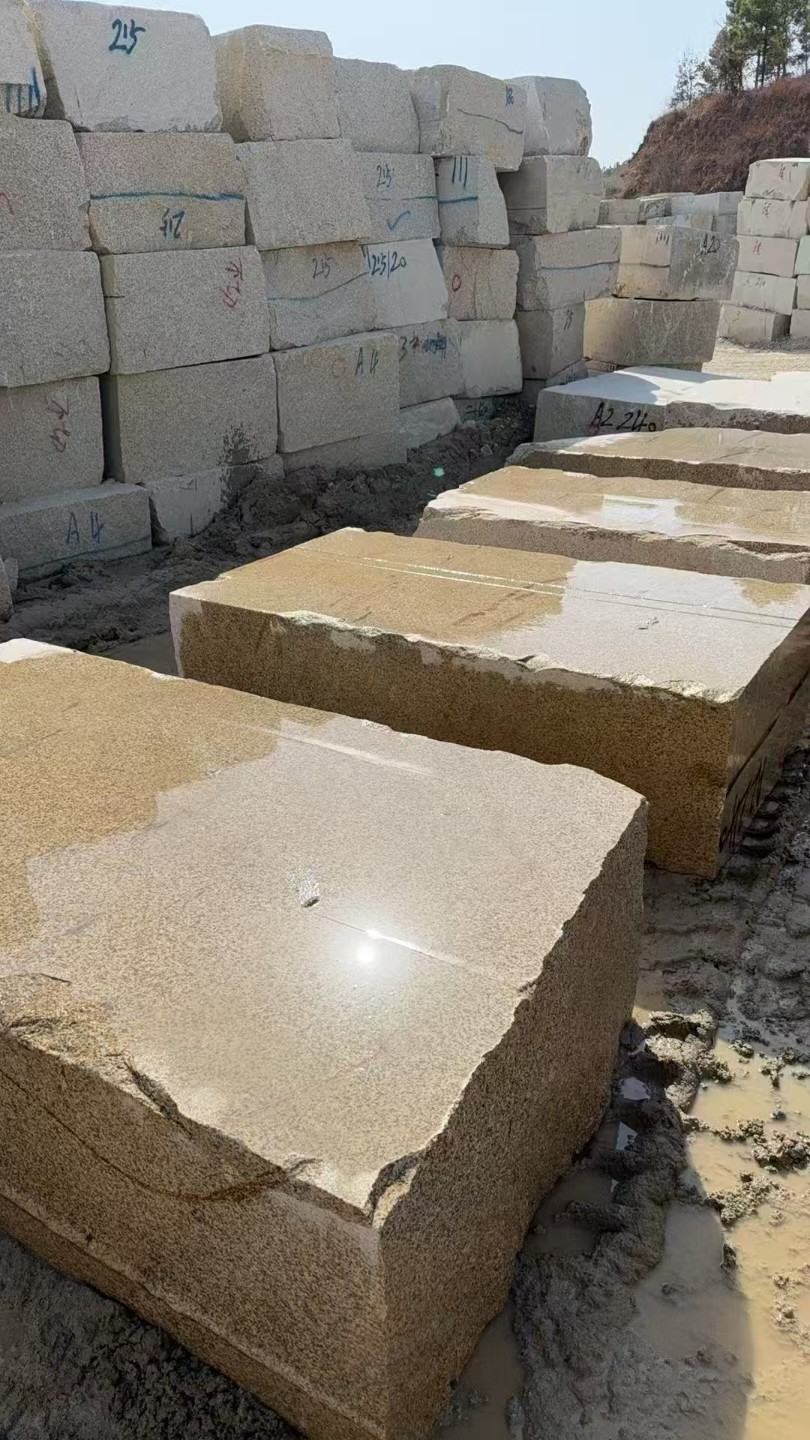 江门 黄金麻方料堆场洗料分选中，原材料充足