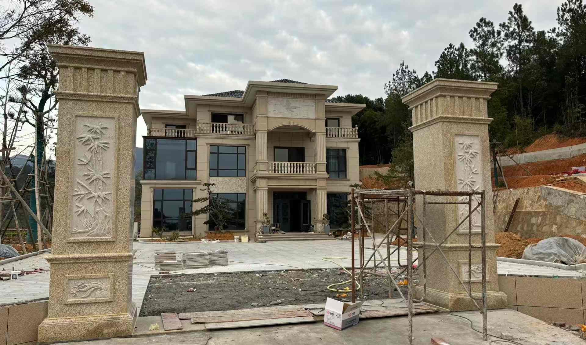 江门 黄金麻花岗岩别墅雕花外墙干挂配上门口雕花罗马柱